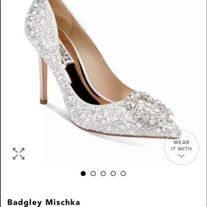 Hey I’m sailing some designer woman shoes & I Hvae Pently more authentic stuff